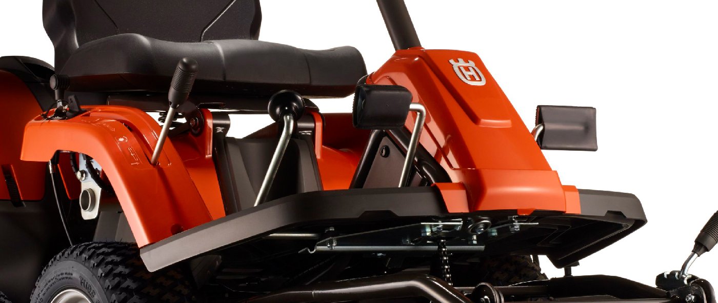 Husqvarna Frontmäher R 112C5 mit Mähdeck Combi 85 - Winterpaket mit Schneeschild, Gummileiste und Schneeketten