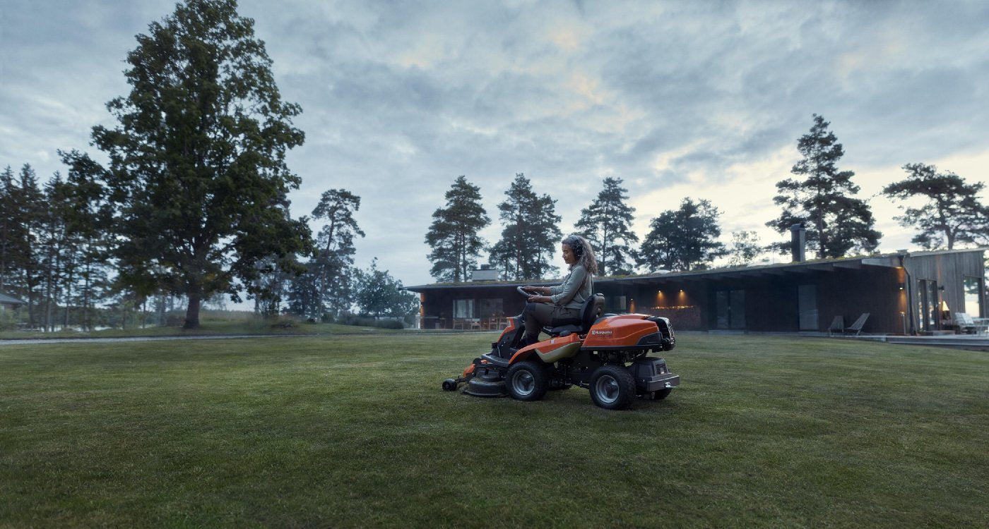 Husqvarna Profi-Frontmäher R 216T AWD Combi 94 Winterpaket mit Schneeschild und Gummileiste
