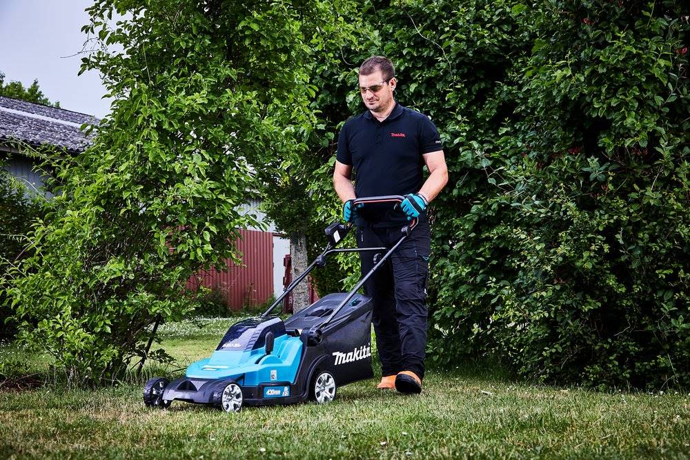 Makita Akku-Rasenmäher DLM432PT2 mit 2 Akkus 5 Ah und Doppelladegerät