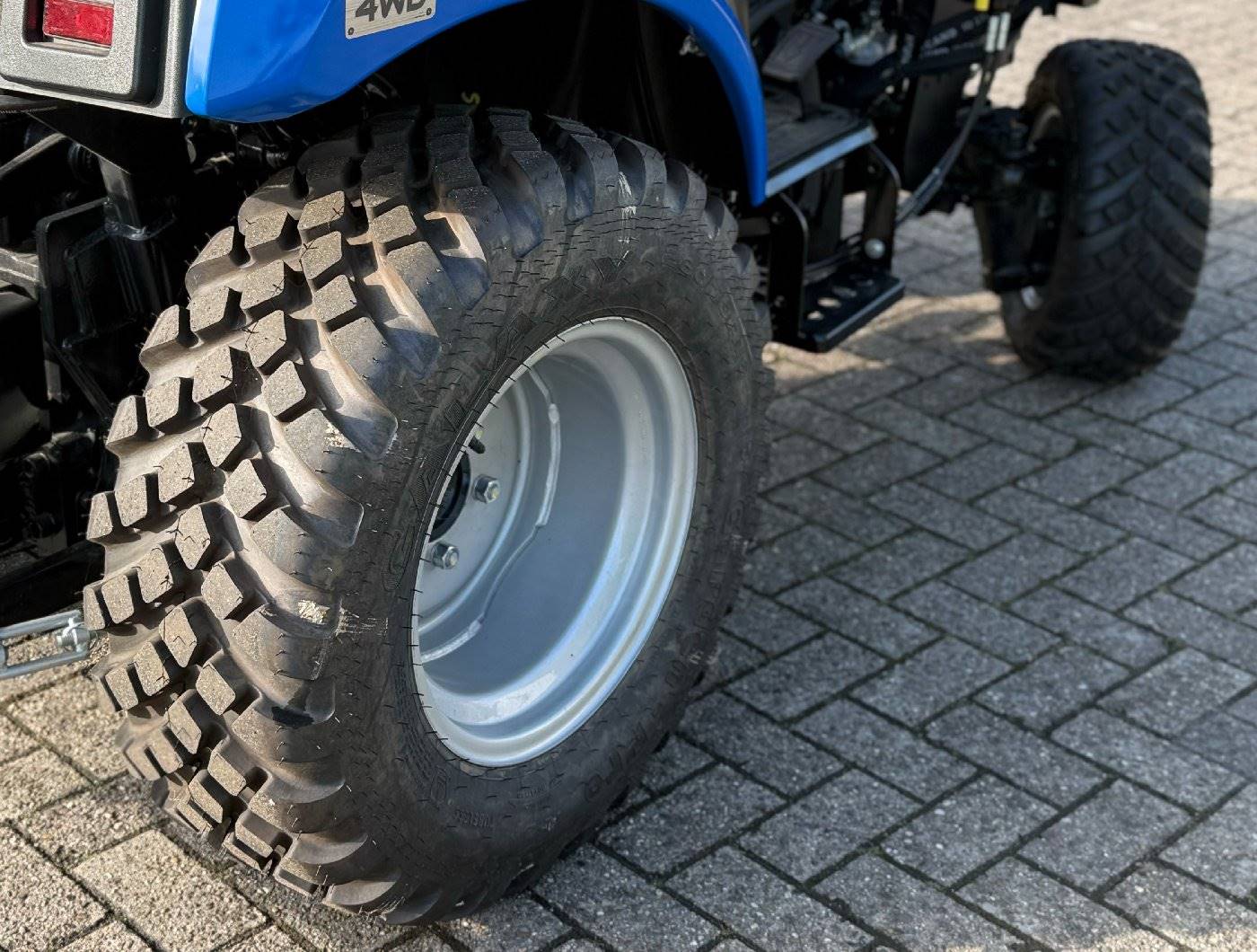 Solis Bereifung Galaxy Pro: vorne: 220/55R12, hinten: 280/70R16