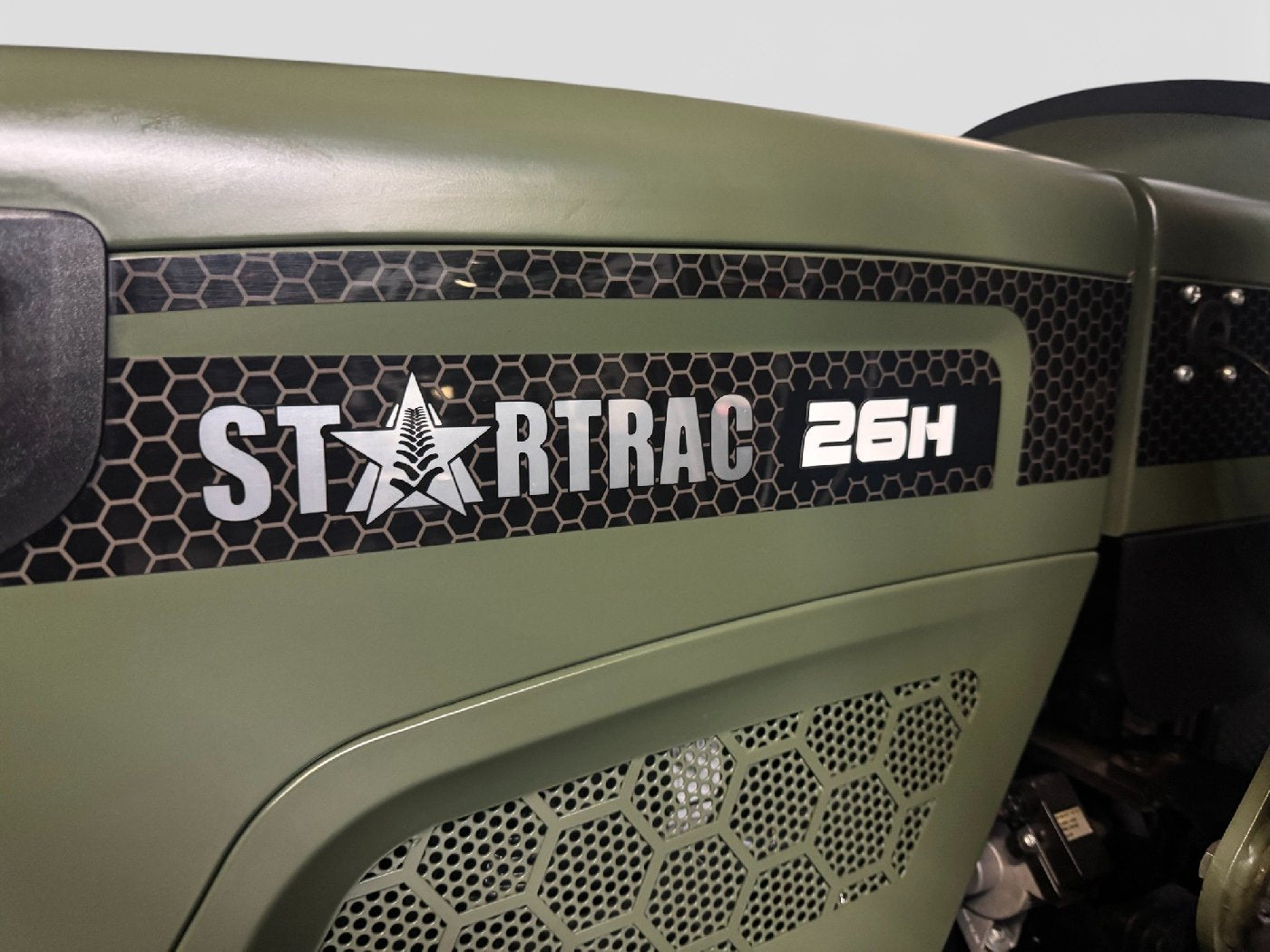 Startrac Allrad-Kleintraktor 26 HST mit Frontlader inklusive Schaufel -Grundmaschine ohne Bereifung -5 Farben wählbar