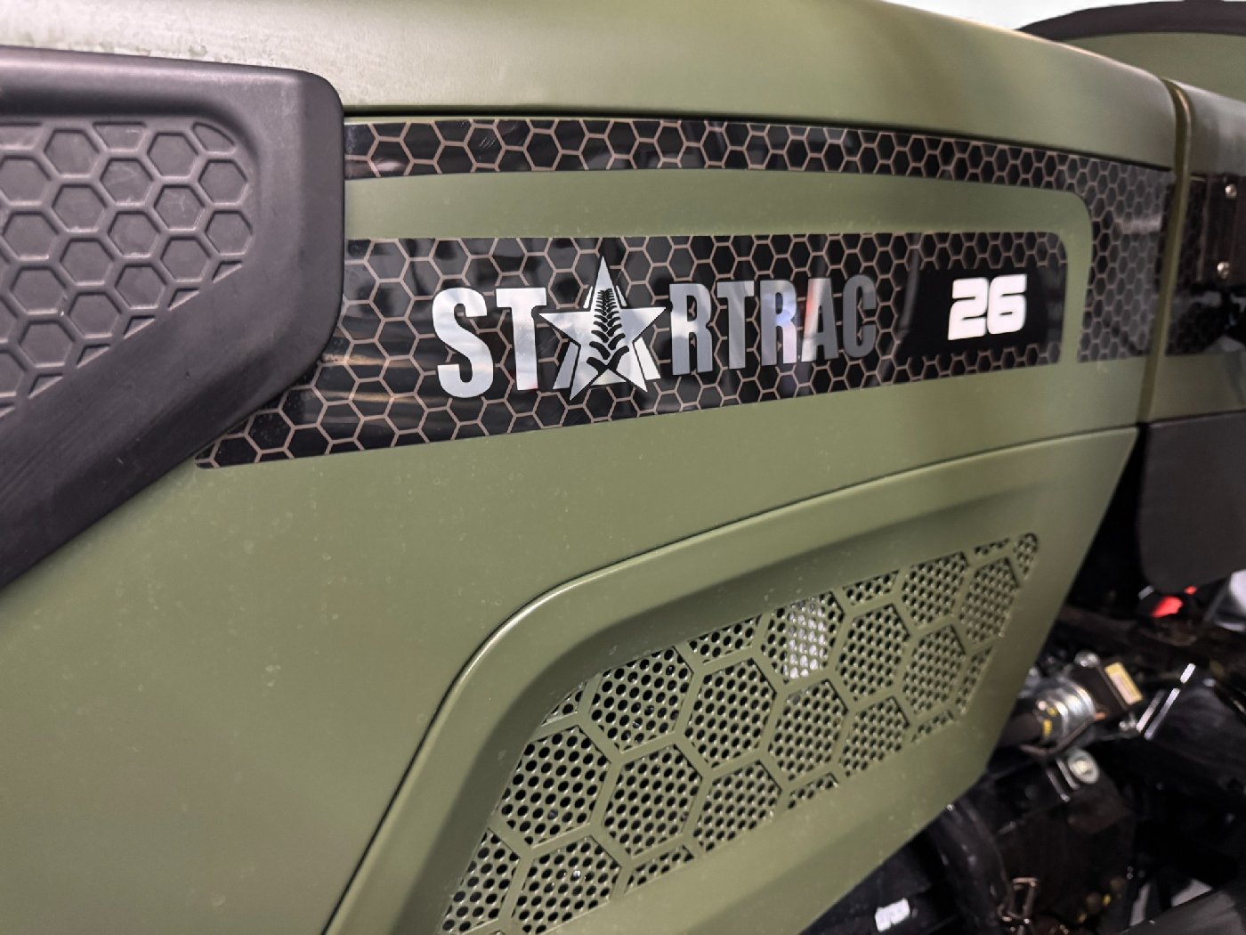 Startrac Allrad-Kleintraktor 26 mit Rasenbereifung + Frontlader inklusive Schaufel