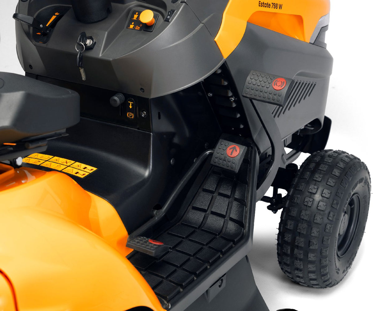 Stiga Rasentraktor Estate 798 W Winterpkaket mit 120 cm Schneeschild, PTO-Kit und Schneeketten