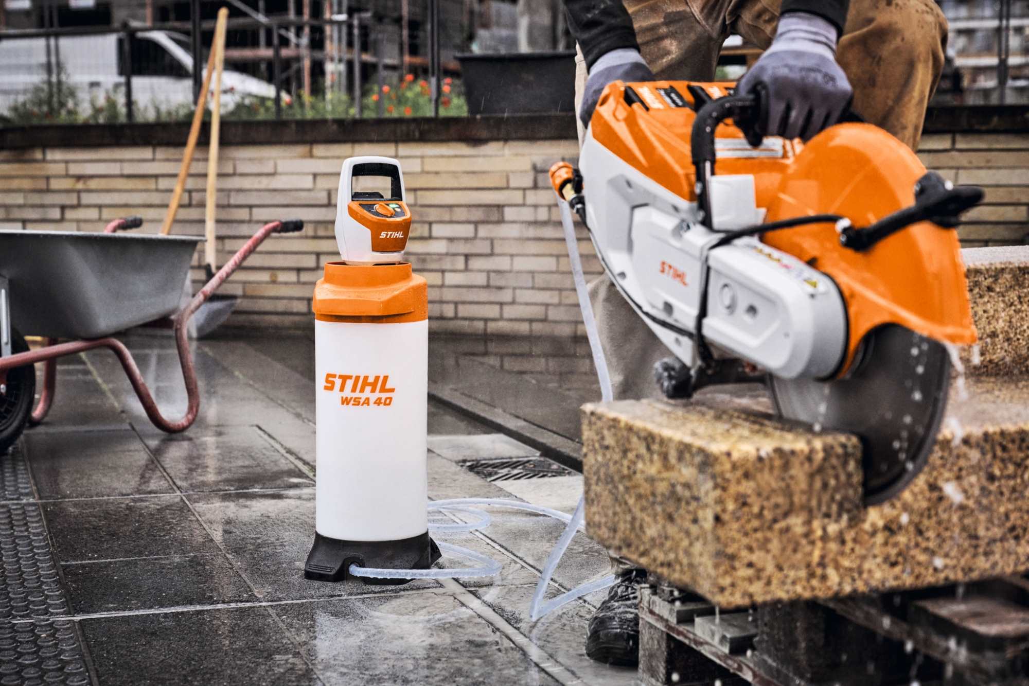 STIHL Akku-Trennschleifer TSA 500 B mit 350 mm Kunstharz-Trennscheibe für Baustahl