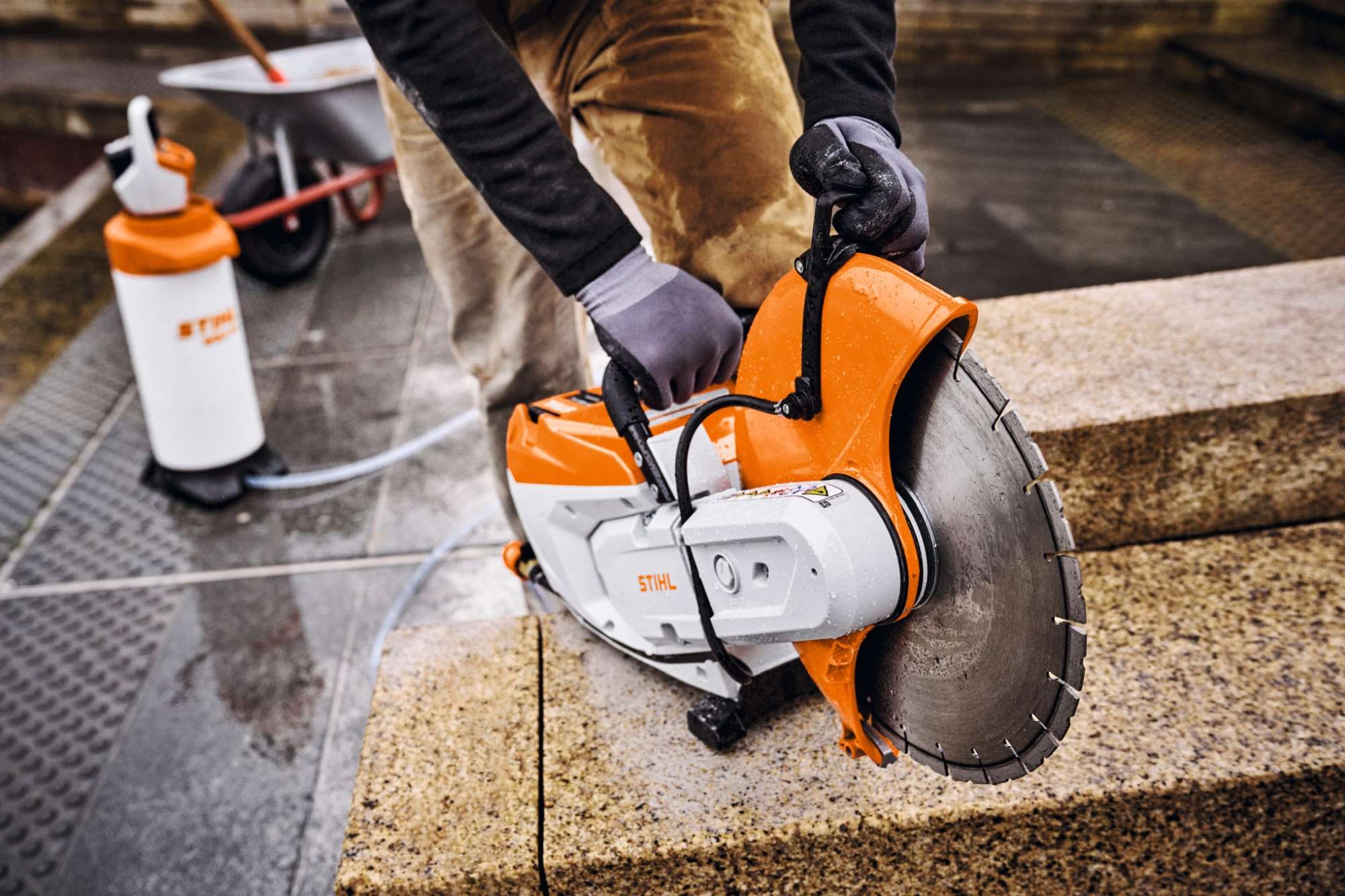 STIHL Akku-Trennschleifer TSA 500 B mit 350 mm Kunstharz-Trennscheibe für Baustahl