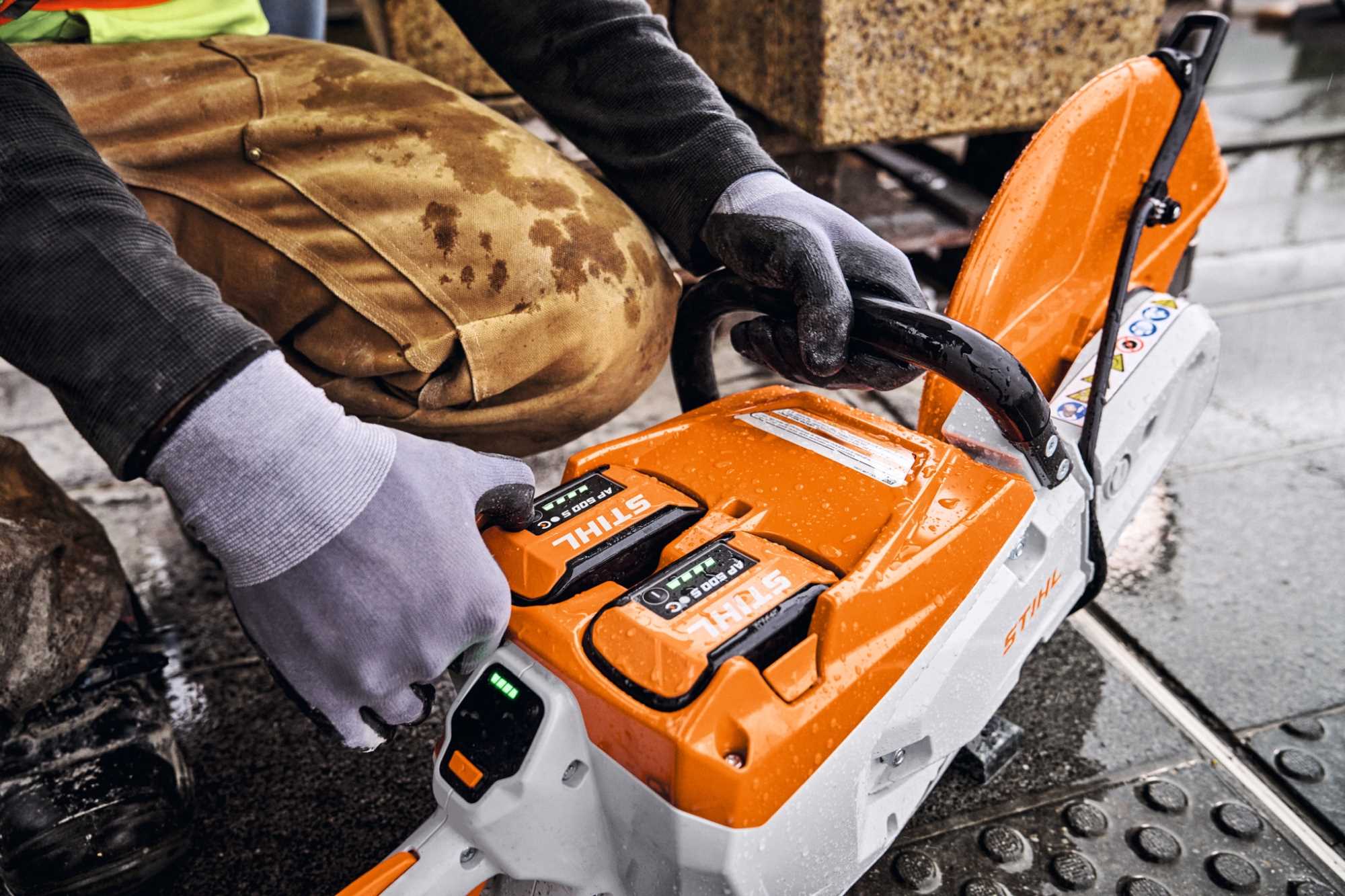 STIHL Akku-Trennschleifer TSA 500 B mit 350 mm Kunstharz-Trennscheibe für Baustahl