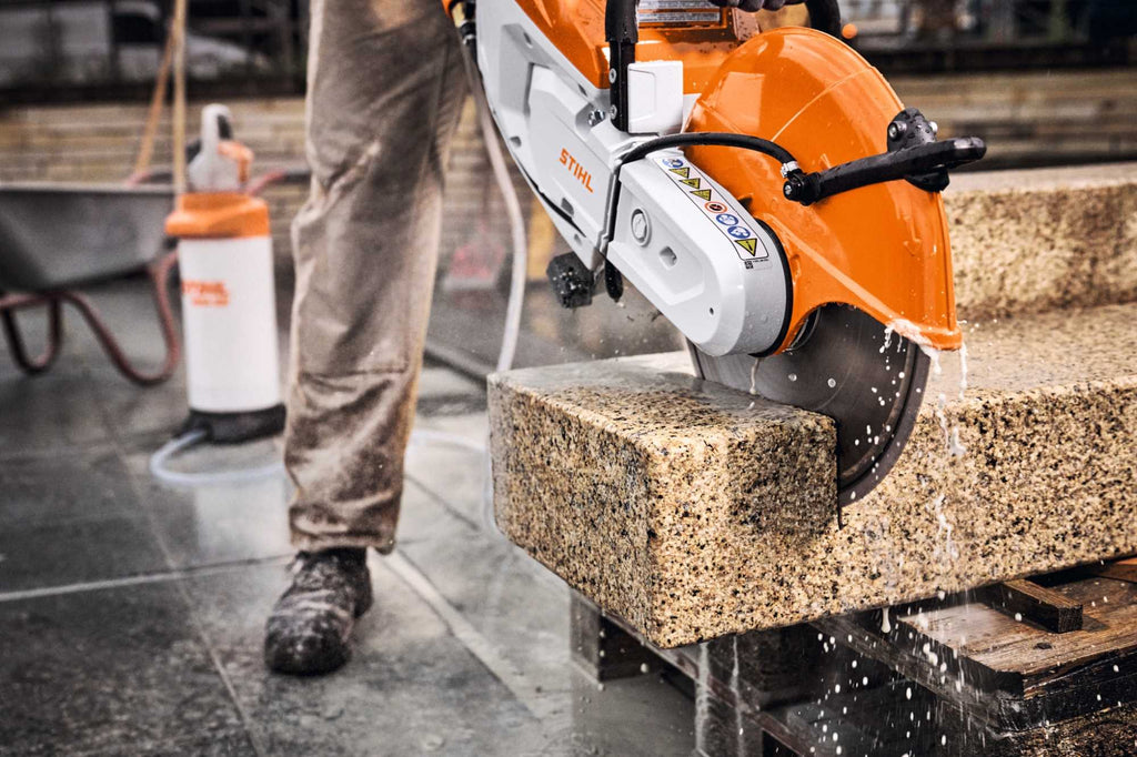 STIHL Akku-Trennschleifer TSA 500 B mit 350 mm Kunstharz-Trennscheibe für Baustahl