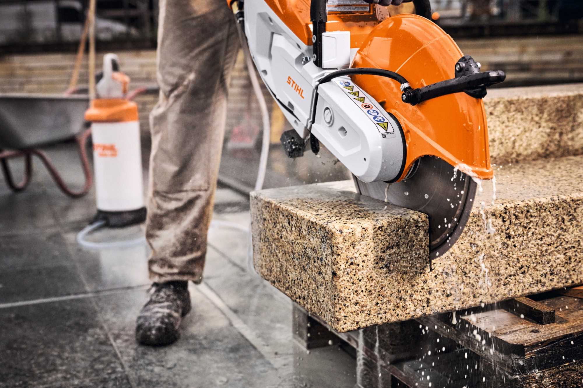 STIHL Akku-Trennschleifer TSA 500 B mit 350 mm Kunstharz-Trennscheibe für Baustahl