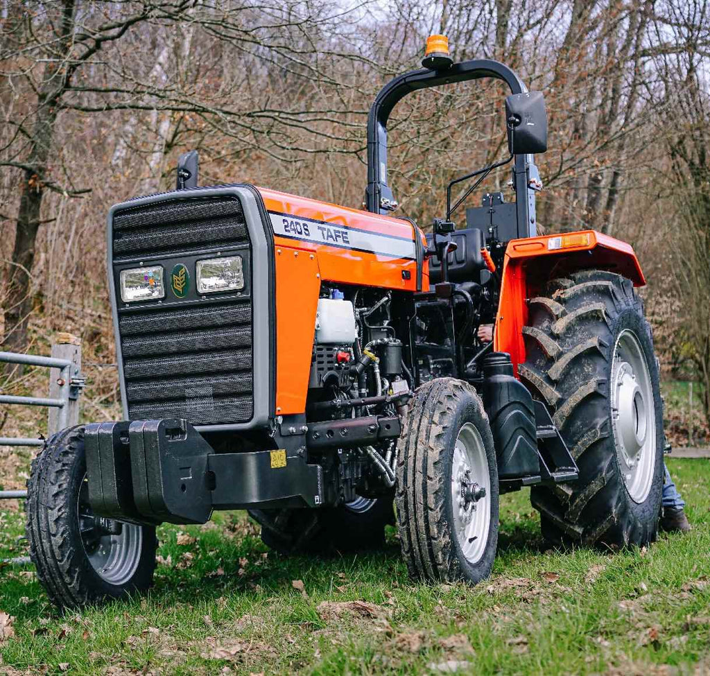 Tafe Classic-Universalschlepper 240S mit AS-Bereifung und Hinterradantrieb