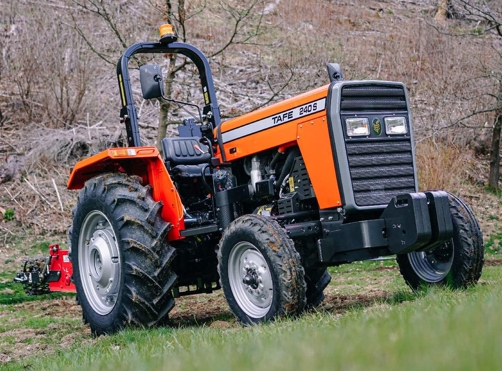 Tafe Classic-Universalschlepper 240S mit AS-Bereifung und Hinterradantrieb