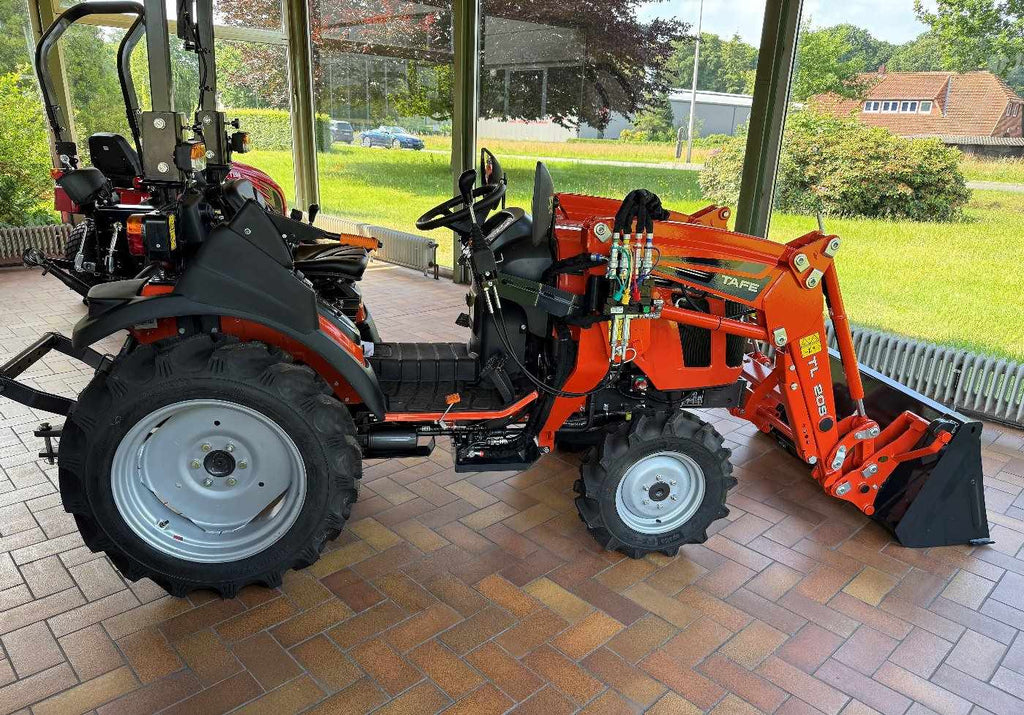 Tafe Allrad-Universalschlepper 6020M mit AS-Bereifung und Frontlader