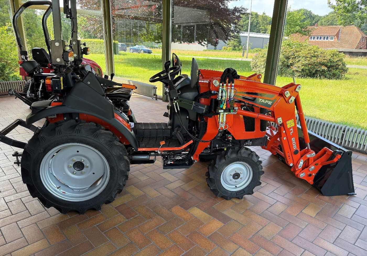 Tafe Allrad-Universalschlepper 6020M mit AS-Bereifung und Frontlader