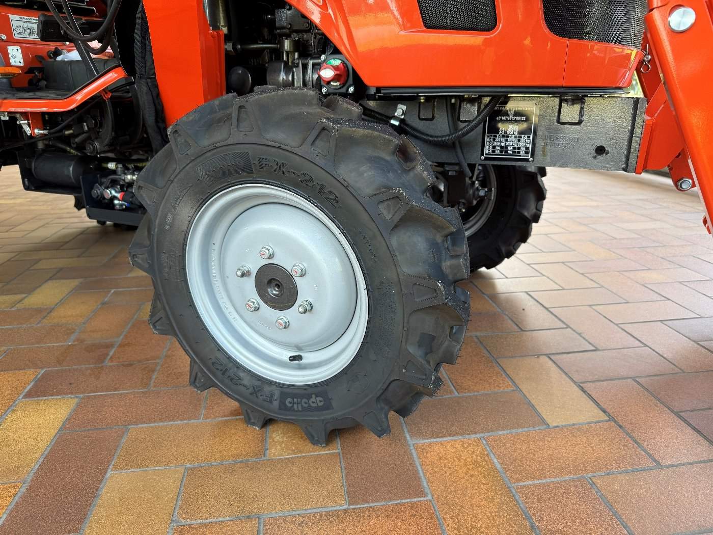 Tafe Allrad-Universalschlepper 6020M mit AS-Bereifung und Frontlader