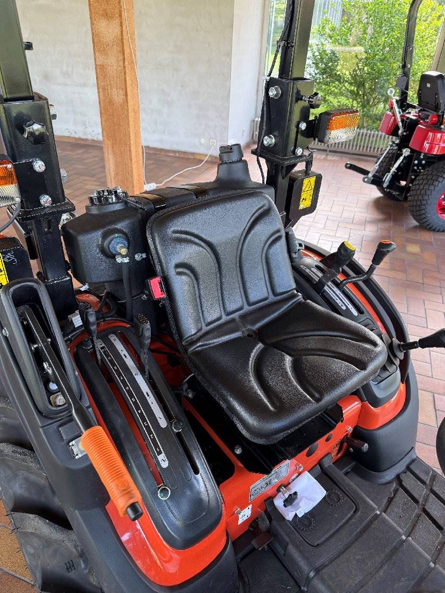 Tafe Allrad-Universalschlepper 6020M mit AS-Bereifung und Frontlader