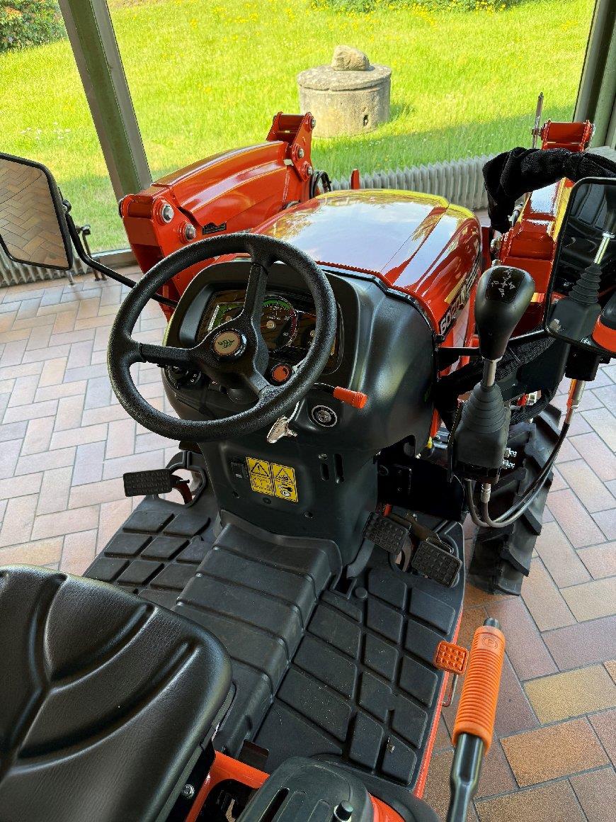Tafe Allrad-Universalschlepper 6020M mit AS-Bereifung und Frontlader
