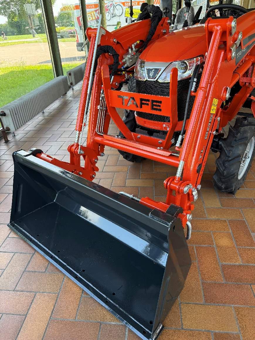 Tafe Allrad-Universalschlepper 6020M mit AS-Bereifung und Frontlader