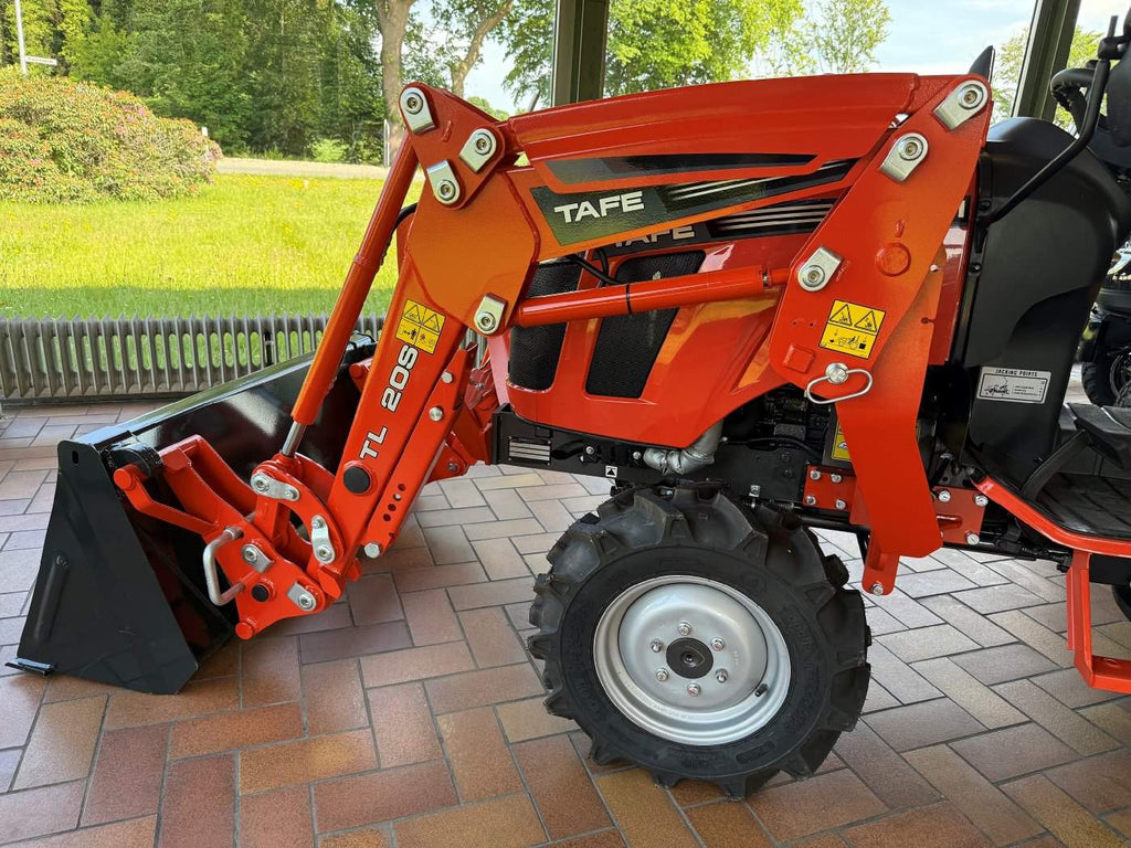 Tafe Allrad-Universalschlepper 6020M mit AS-Bereifung und Frontlader
