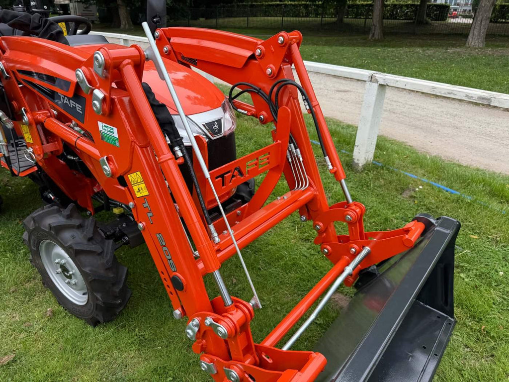 Tafe Allrad-Universalschlepper 6020M mit  Frontlader und OPG-Schutzvorrichtung Grundmaschine ohne Bereifung