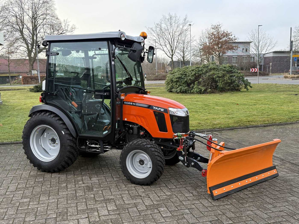 Tafe Allrad-Universalschlepper 6028H KB mit Winterpaket und Kommunalbereifung