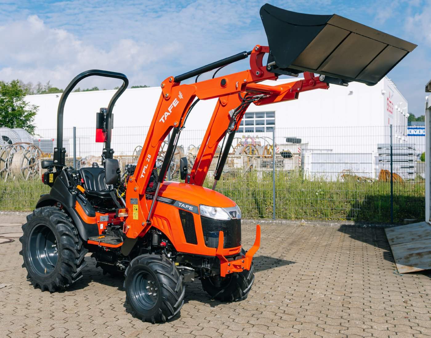 Tafe Allrad-Universalschlepper 6028H mit Frontlader und OPG-Schutzvorrichtung Grundmaschine ohne Bereifung