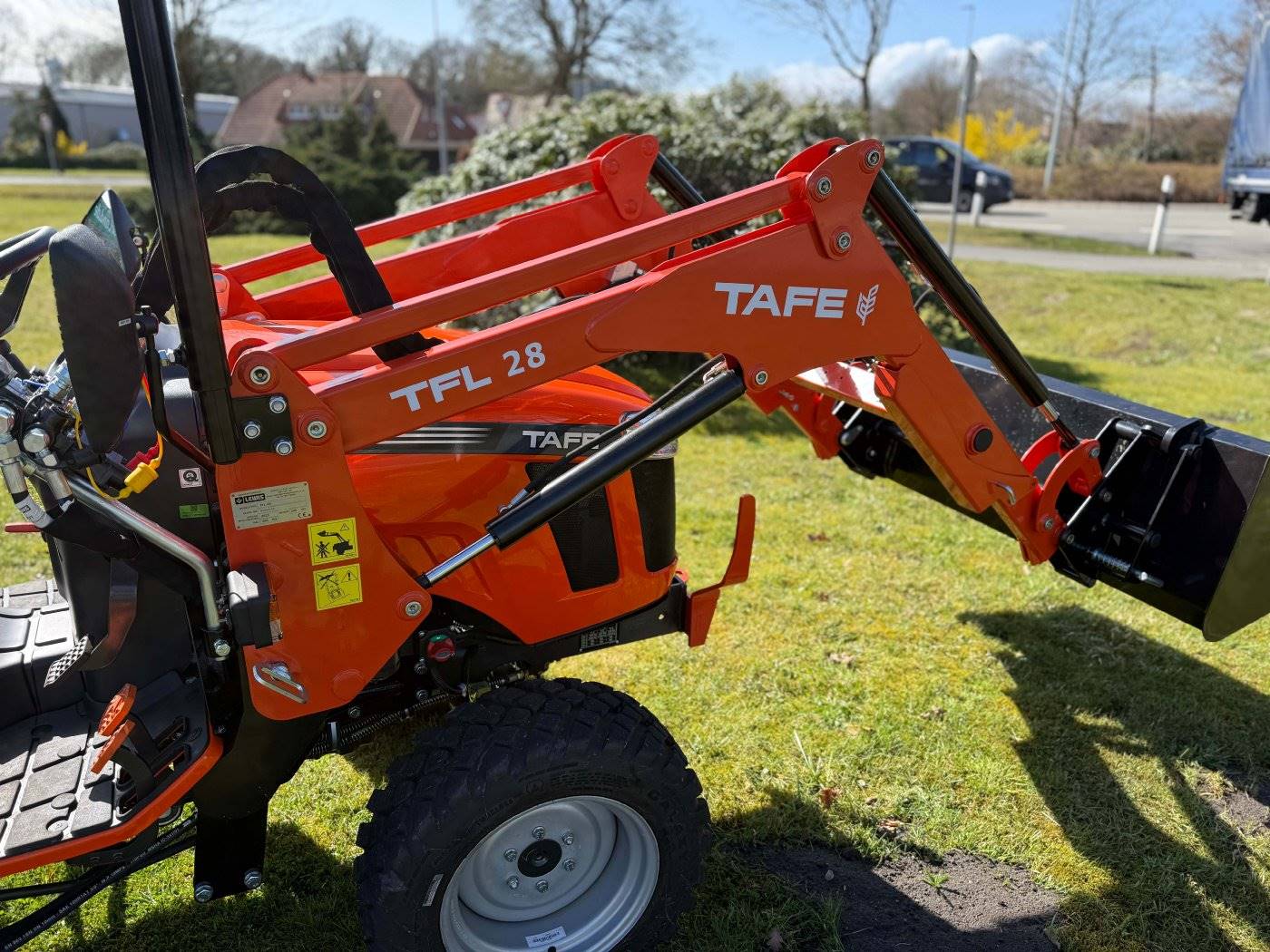 Tafe Allrad-Universalschlepper 6028M mit Frontlader und OPG-Schutzvorrichtung Grundmaschine ohne Bereifung