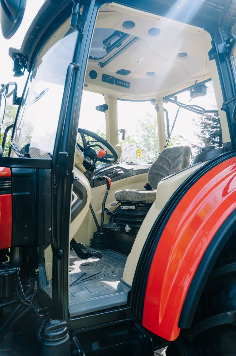 Tafe Allrad-Universalschlepper 7515C mit Kabine, Frontlader und AS-Bereifung