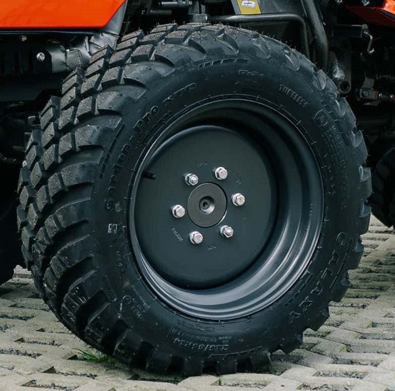 Tafe Kommunalbereifung vorne 215/65 R14, hinten 300/70 R20