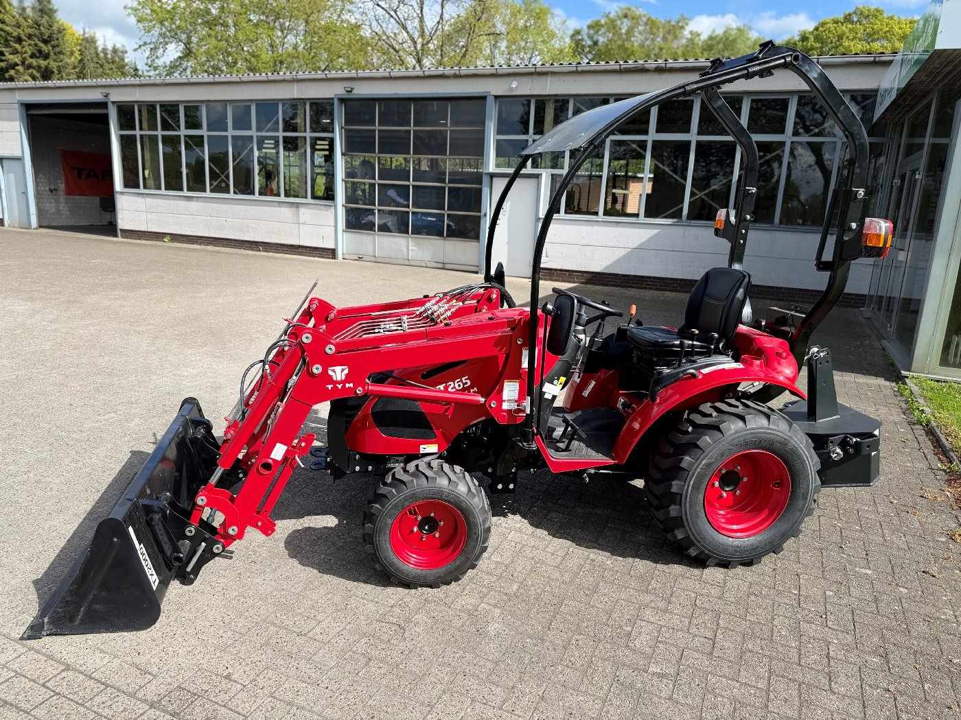Tym Allrad-Kompakttraktor T265 HST mit Industriebereifung, Frontlader, Palettengabel, OPG-Dach -Vorführer