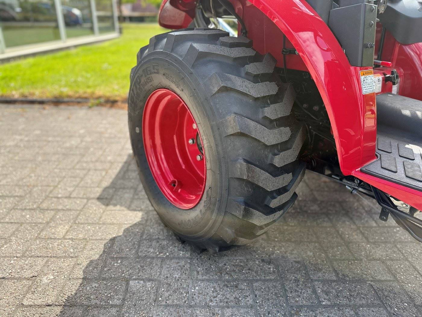 Tym Allrad-Kompakttraktor T265 HST mit Industriebereifung, Frontlader, Palettengabel, OPG-Dach -Vorführer