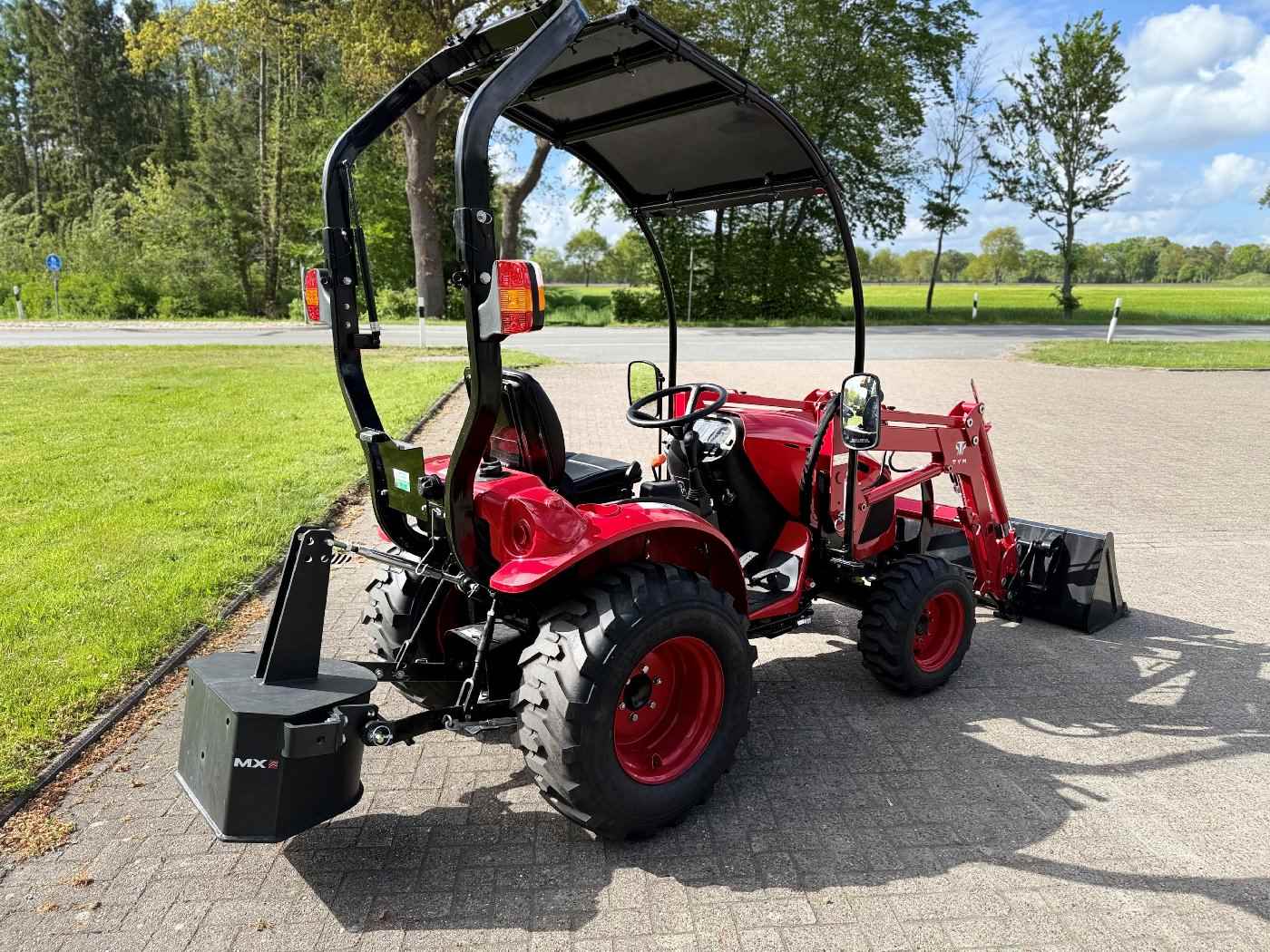Tym Allrad-Kompakttraktor T265 HST mit Industriebereifung, Frontlader, Palettengabel, OPG-Dach -Vorführer
