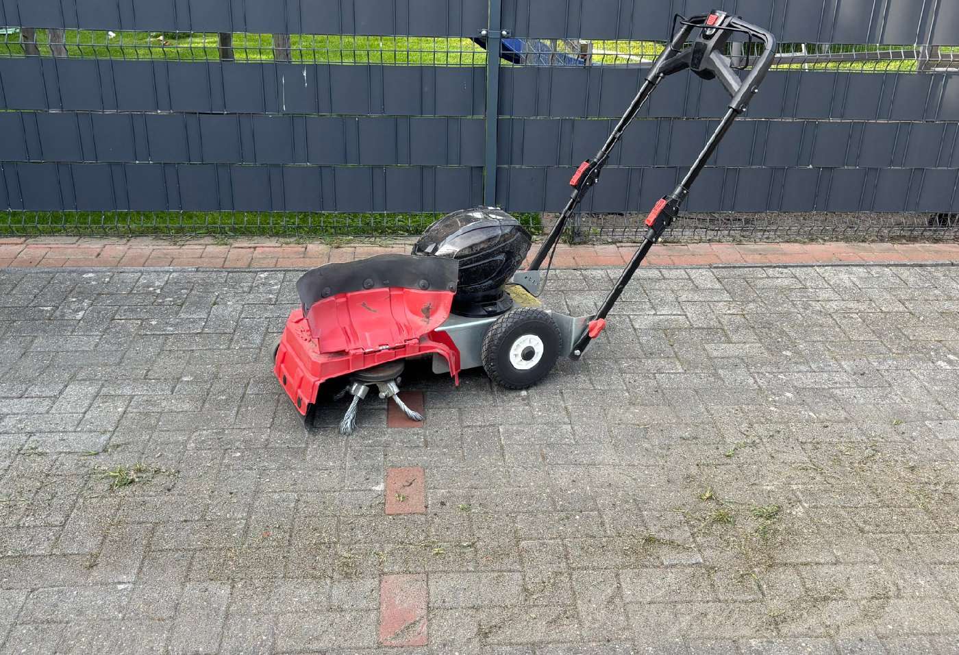 Westermann Akku-Wildkrautbürste WKB 330 Akku inkl. 2x Akkus und 1x Ladegerät