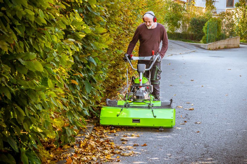 Zipper Schmutz- und Schneekehrmaschine ZI-KM1000 mit Schneeschild & Auffangbehälter