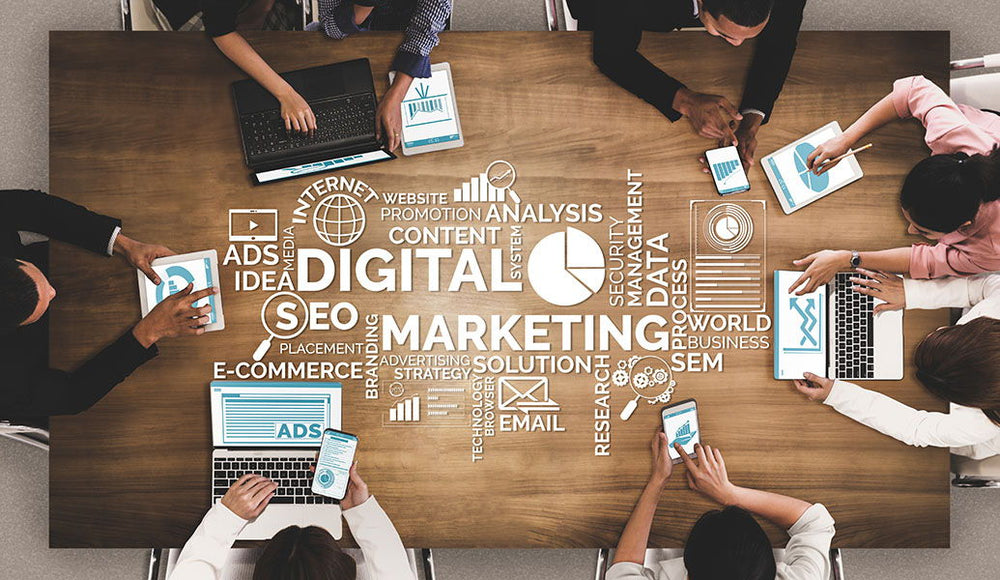 Digital-Marketing-Team am Besprechungstisch