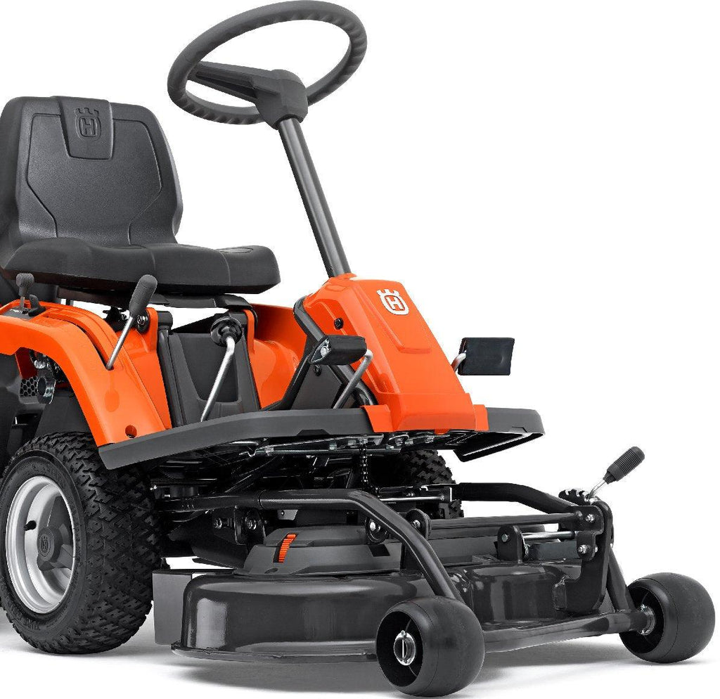 Husqvarna Frontmäher R 112C mit Mähdeck Combi 85 - Winterpaket mit Schneeschild, Gummileiste und Schneeketten - Modell 2023 - MotorLand.at