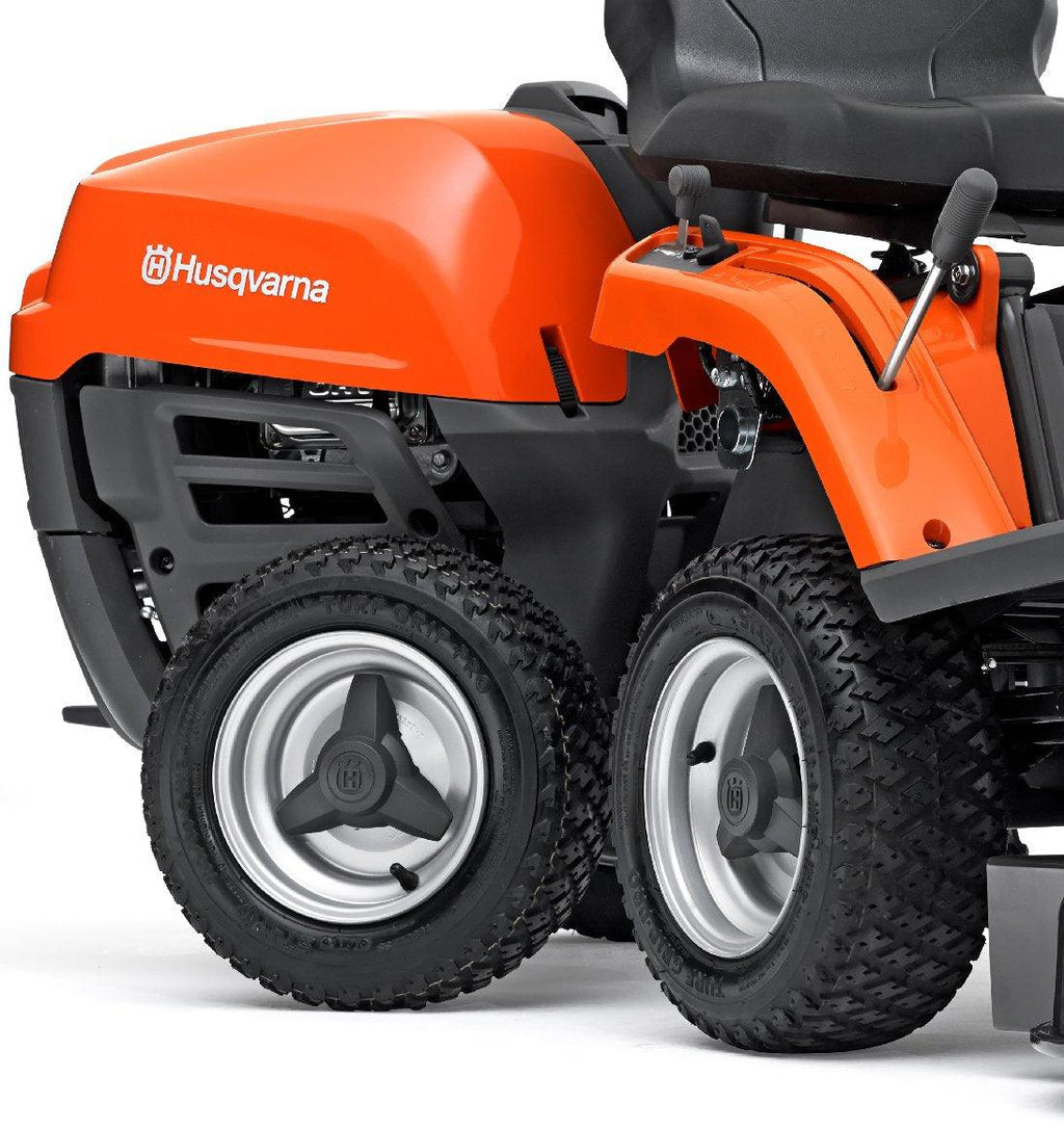 Husqvarna Frontmäher R 112C mit Mähdeck Combi 85 - Winterpaket mit Schneeschild, Gummileiste und Schneeketten - Modell 2023 - MotorLand.at