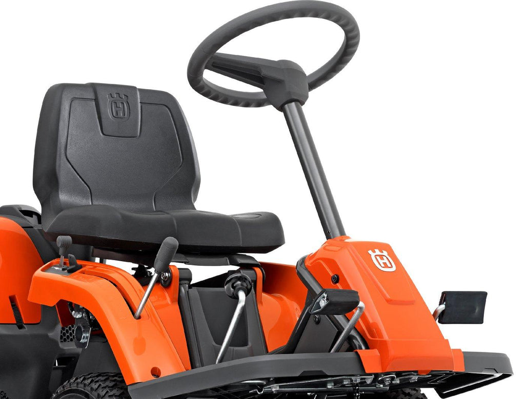 Husqvarna Frontmäher R 112C mit Mähdeck Combi 85 - Winterpaket mit Schneeschild, Gummileiste und Schneeketten - Modell 2023 - MotorLand.at