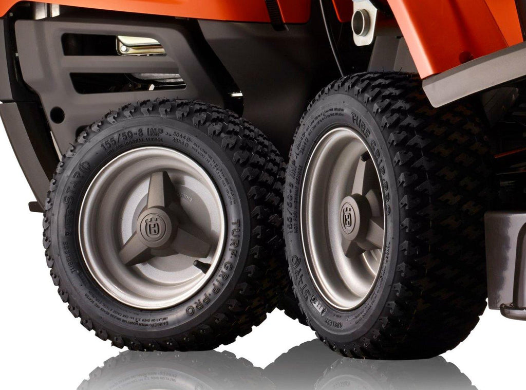 Husqvarna Frontmäher R 112C mit Mähdeck Combi 85 - Winterpaket mit Schneeschild, Gummileiste und Schneeketten - Modell 2023 - MotorLand.at