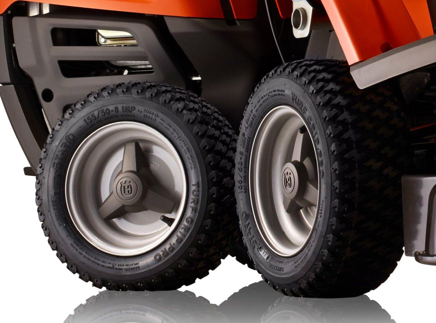 Husqvarna Frontmäher R 112C mit Mähdeck Combi 85 - Winterpaket mit Schneeschild, Gummileiste und Schneeketten - Modell 2023 - MotorLand.at