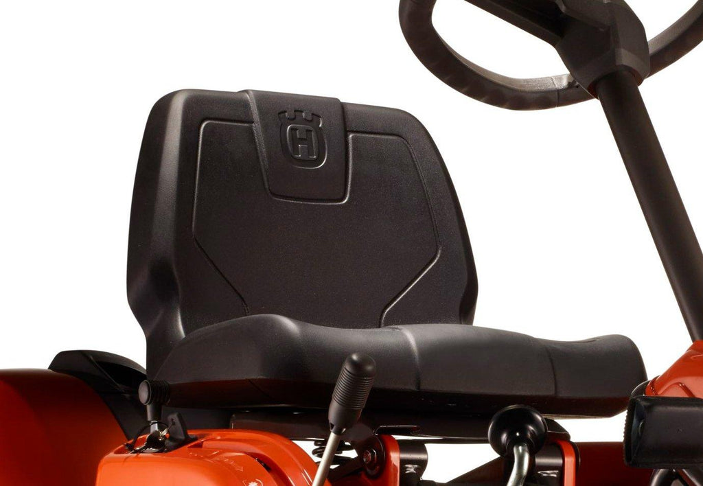 Husqvarna Frontmäher R 112C mit Mähdeck Combi 85 - Winterpaket mit Schneeschild, Gummileiste und Schneeketten - Modell 2023 - MotorLand.at